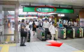 １.西口改札を出て下さい。のイメージ
