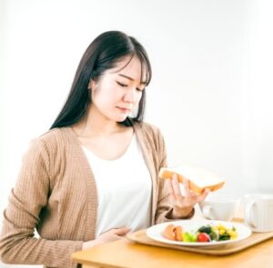お腹の張りを感じる妊婦