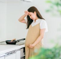 疲れを感じる妊婦さん