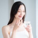 妊活でサプリメントを飲む女性