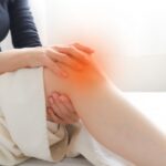 膝の痛みを感じる女性