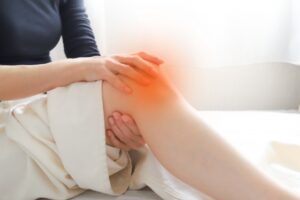 膝の痛みを感じる女性