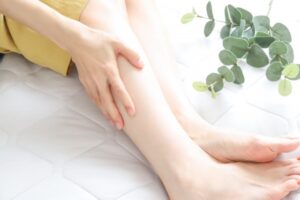 足の冷え、むくみを感じている女性