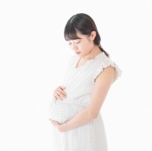 お腹に触れる妊婦さん