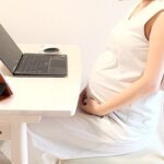 正しい姿勢で座る妊婦さん