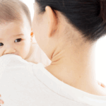 赤ちゃんを抱っこする育児中のママ