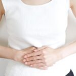 妊娠を気にする女性がお腹に両手でふれる