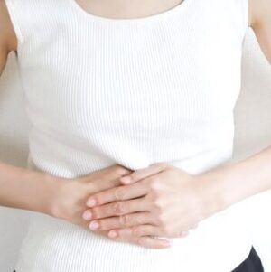 妊娠を気にする女性がお腹に両手でふれる