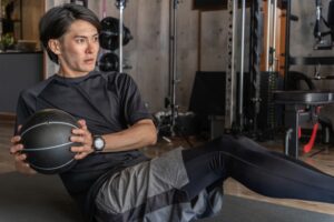 体幹トレーニングをする男性