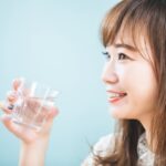 脱水、水を飲む女性