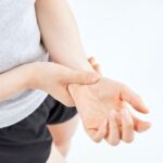 手首の痛みの女性